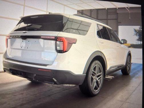 Star White 2025 Ford Explorer ST-Line