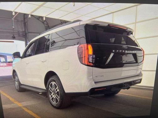 Star White 2025 Ford Expedition Active
