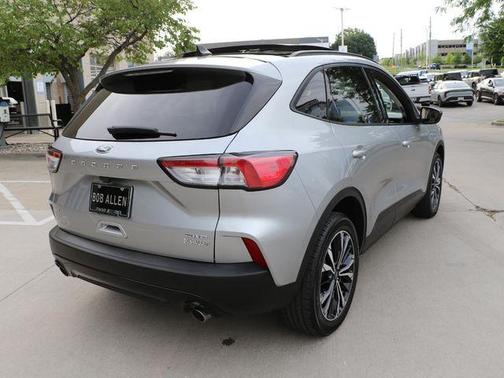Iconic Silver Metallic 2021 Ford Escape SE