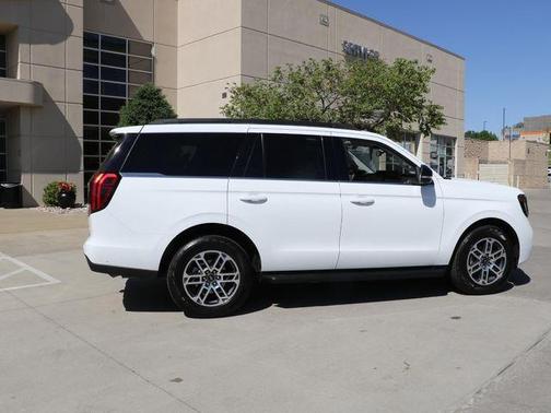 Oxford White 2025 Ford Expedition Active