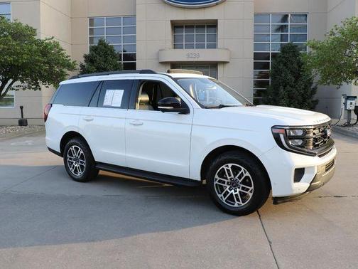 White Metallic 2025 Ford Expedition Active