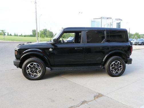 Shadow Black 2025 Ford Bronco Outer Banks