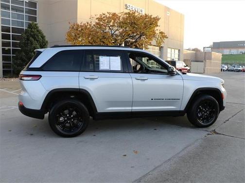 2025 Jeep Grand Cherokee Laredo