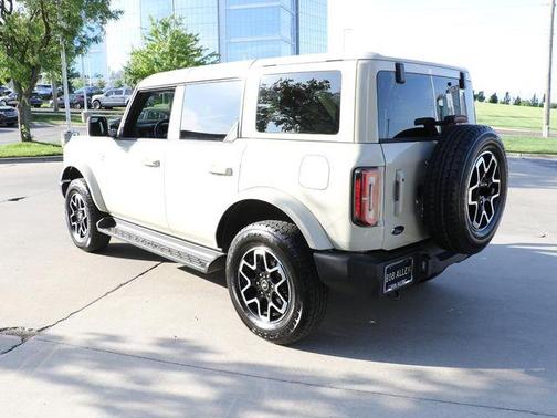 Desert Sand 2025 Ford Bronco Outer Banks