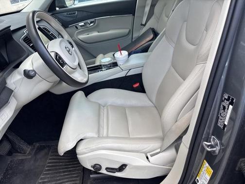 2020 Volvo XC90 T6 Momentum 6 Passenger