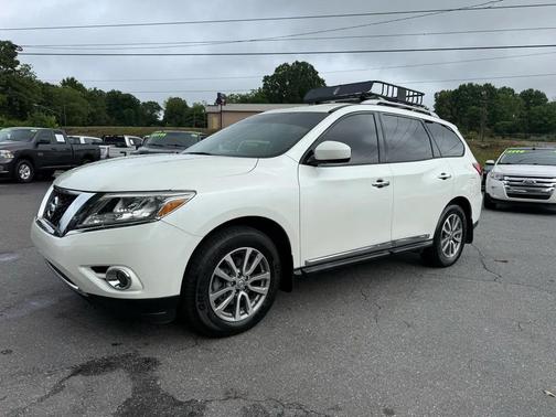 White 2016 Nissan Pathfinder SL