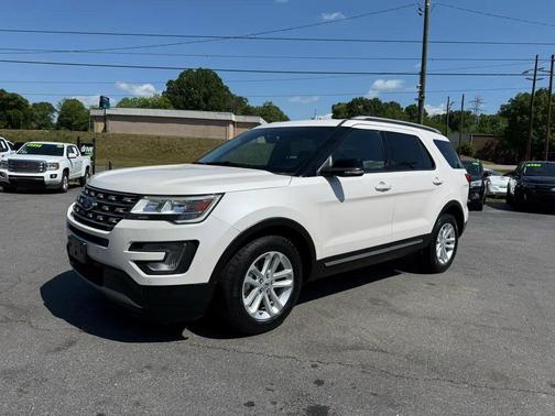 White 2017 Ford Explorer XLT