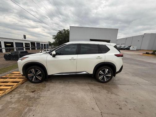White 2022 Nissan Rogue SL
