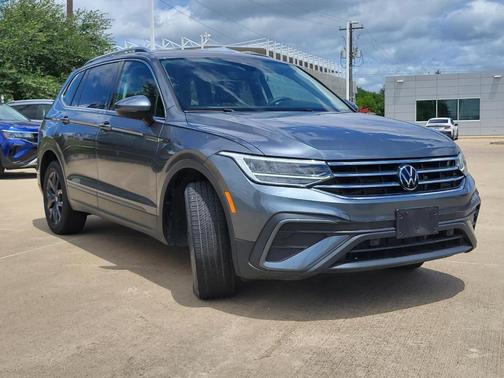 Platinum Gray Metallic 2024 Volkswagen Tiguan 2.0T SE