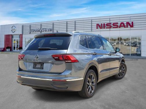 Platinum Gray Metallic 2024 Volkswagen Tiguan 2.0T SE