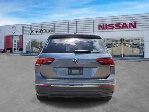 Platinum Gray Metallic 2024 Volkswagen Tiguan 2.0T SE