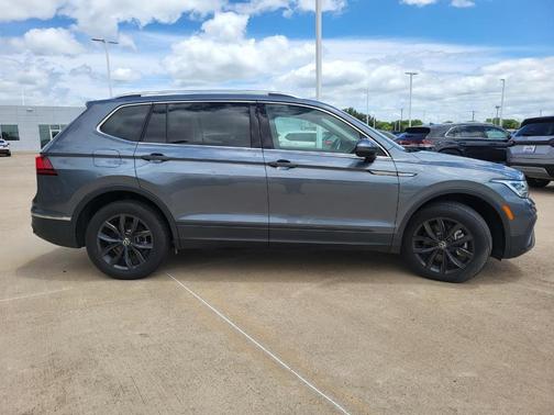 Platinum Gray Metallic 2024 Volkswagen Tiguan 2.0T SE