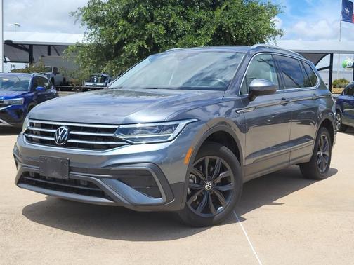 Platinum Gray Metallic 2024 Volkswagen Tiguan 2.0T SE