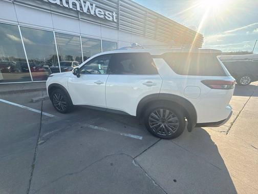 Pearl White Tricoat 2022 Nissan Pathfinder SL 2WD
