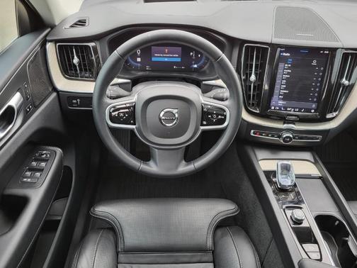 2022 Volvo XC60 B5 Inscription
