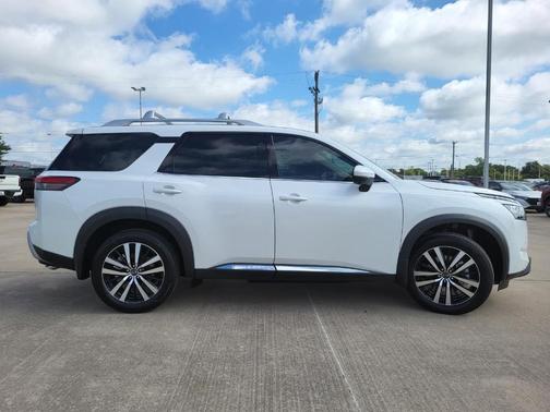 2025 Nissan Pathfinder Platinum