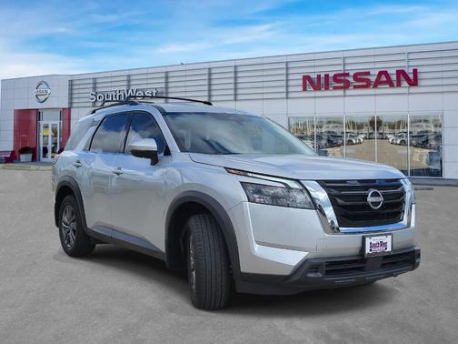 Brilliant Silver Metallic 2025 Nissan Pathfinder SV