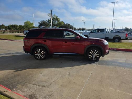 2024 Nissan Pathfinder Platinum