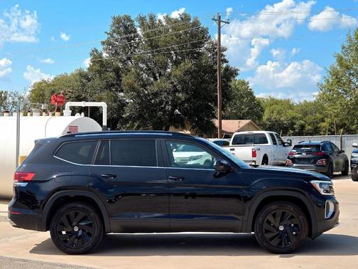 Deep Black Pearl Effect 2024 Volkswagen Atlas 2.0T SE w/Technology