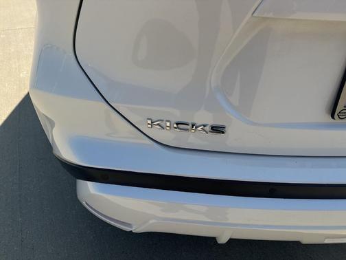 2021 Nissan Kicks SR