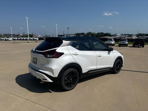 2021 Nissan Kicks SR