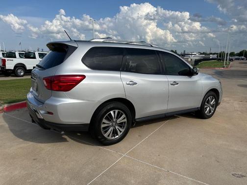 2017 Nissan Pathfinder SL