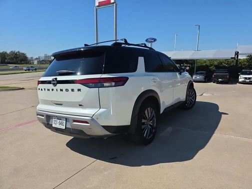 Pearl White Tricoat/Super Black 2023 Nissan Pathfinder SL FWD