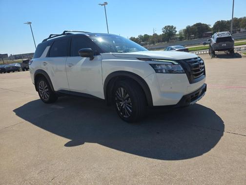 Pearl White Tricoat/Super Black 2023 Nissan Pathfinder SL FWD
