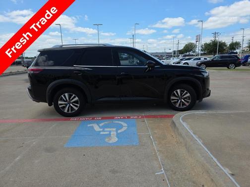 2024 Nissan Pathfinder SL