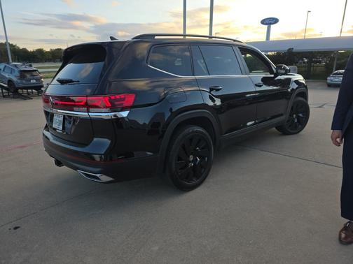 Deep Black 2024 Volkswagen Atlas 2.0T SE w/Technology