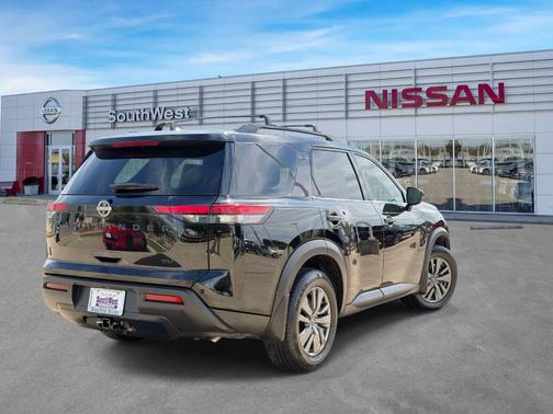 Black 2022 Nissan Pathfinder SV
