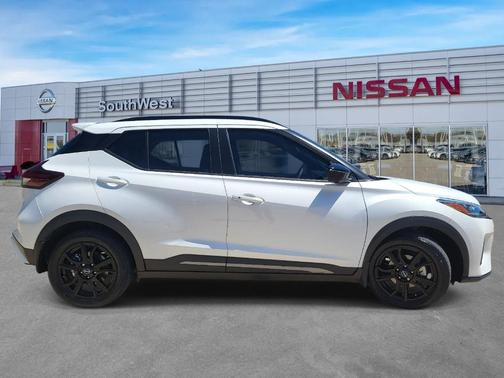 Aspen White 2024 Nissan Kicks SR