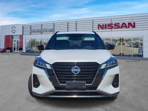 Aspen White 2024 Nissan Kicks SR