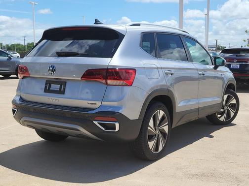 Pyrite Silver Metallic 2024 Volkswagen Taos 1.5T SE