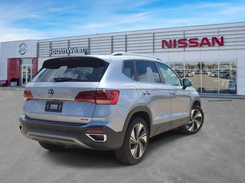 Pyrite Silver Metallic 2024 Volkswagen Taos 1.5T SE