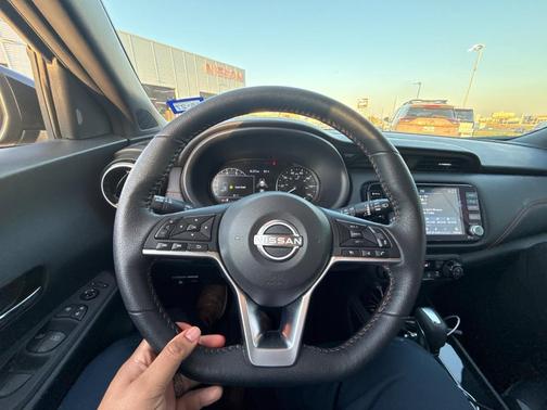 Gun Metallic 2024 Nissan Kicks SR