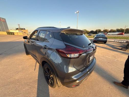 Gun Metallic 2024 Nissan Kicks SR
