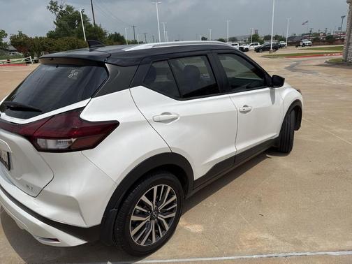 Aspen White / Super Black 2023 Nissan Kicks SV