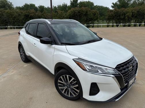 Aspen White / Super Black 2023 Nissan Kicks SV