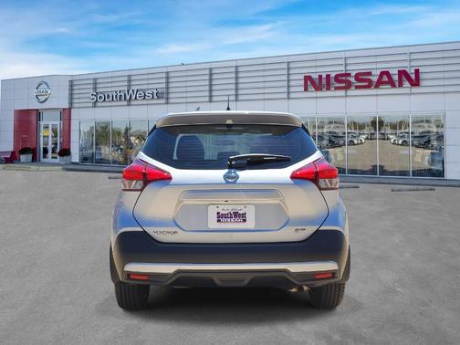 Brilliant Silver 2019 Nissan Kicks SR