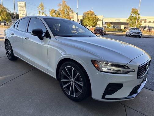 2021 Volvo S60 MOMENTUM