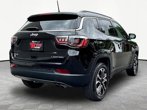 Diamond Black Crystal Pearlcoat 2022 Jeep Compass Limited