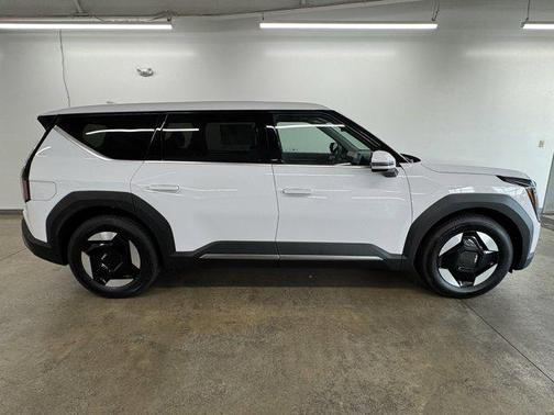 Glacial White Pearl 2026 Kia EV9 Light Long Range