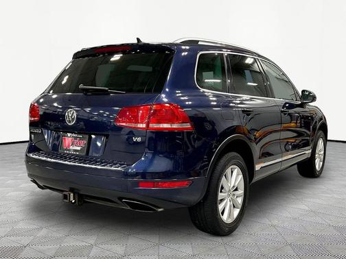 Night Blue Metallic 2013 Volkswagen Touareg VR6 Sport
