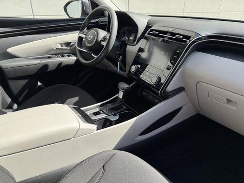 2023 Hyundai TUCSON SE