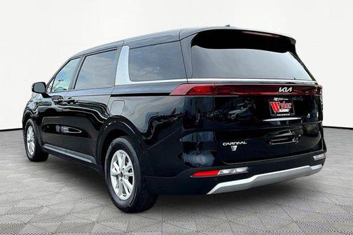 Aurora Black Pearl 2024 Kia Carnival LX