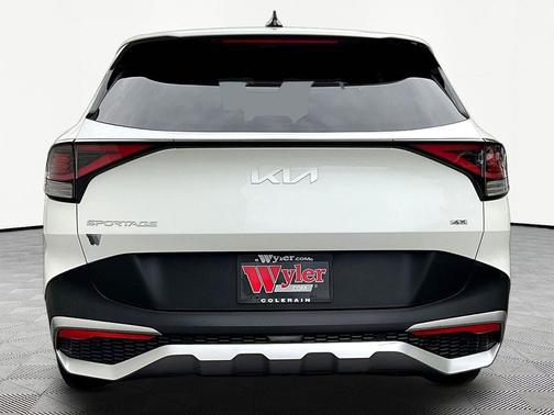 Snow White Pearl 2023 Kia Sportage LX