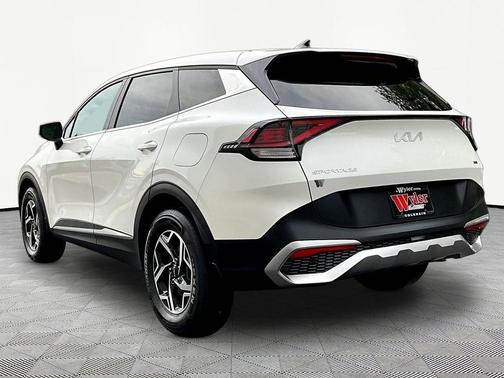 Snow White Pearl 2023 Kia Sportage LX