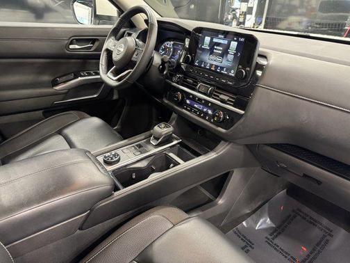 2023 Nissan Pathfinder SL 4WD