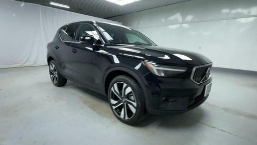 2025 Volvo XC40 B5 Plus Bright Theme